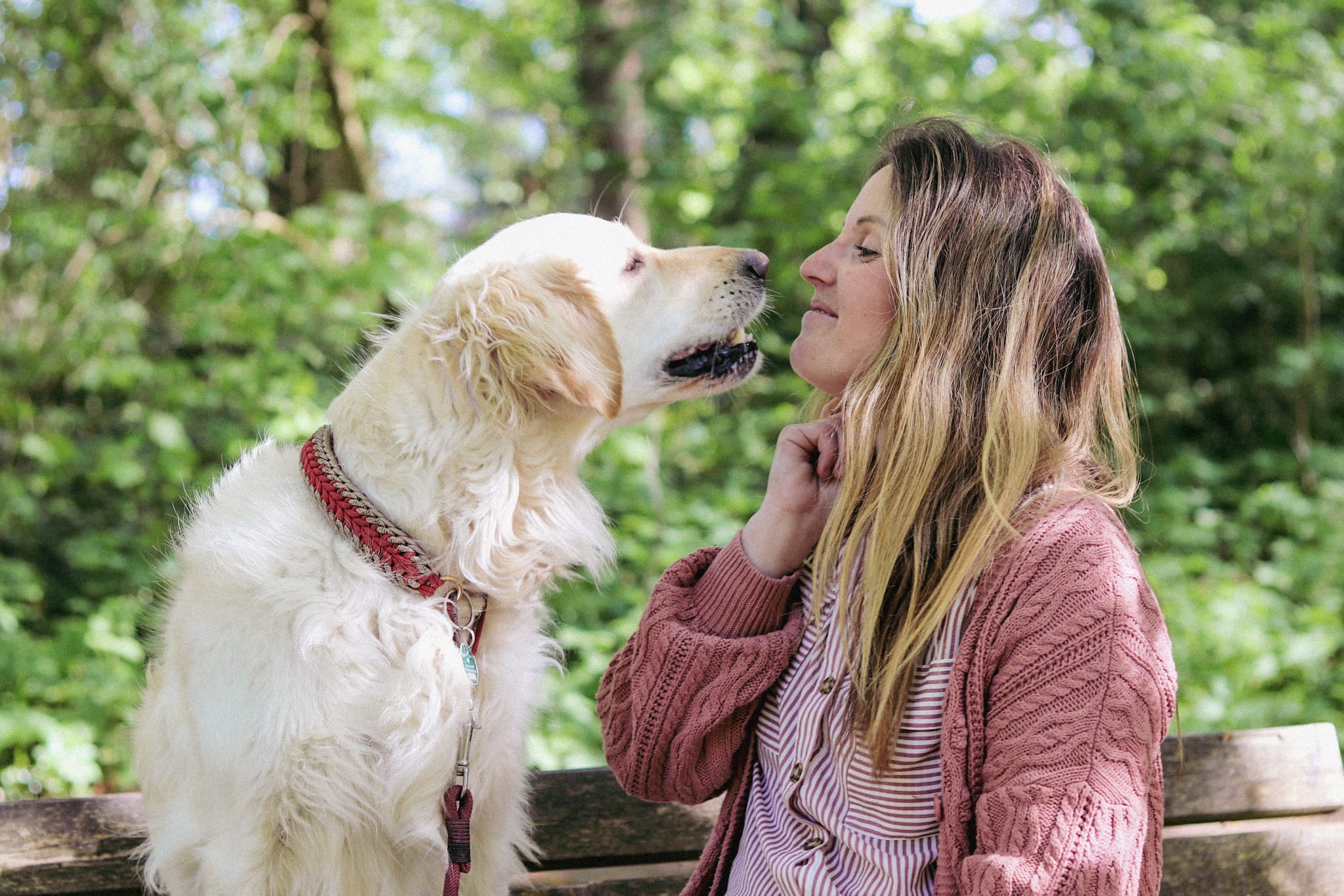 Vera, Nase an Nase mit ihrem Hund Balou